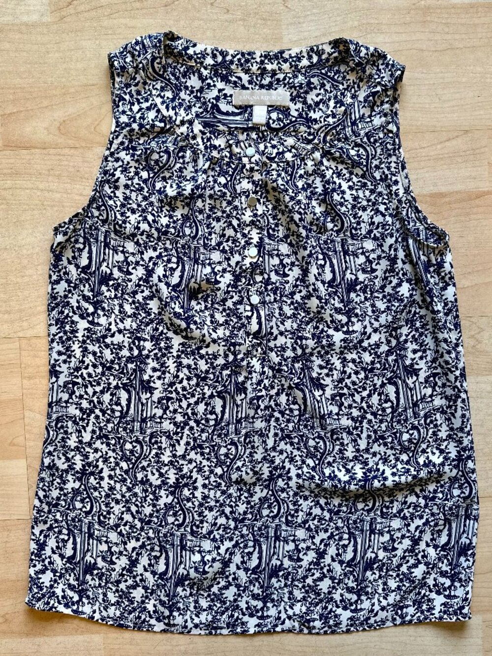 Banana Republic silky top - size XS (true XS)